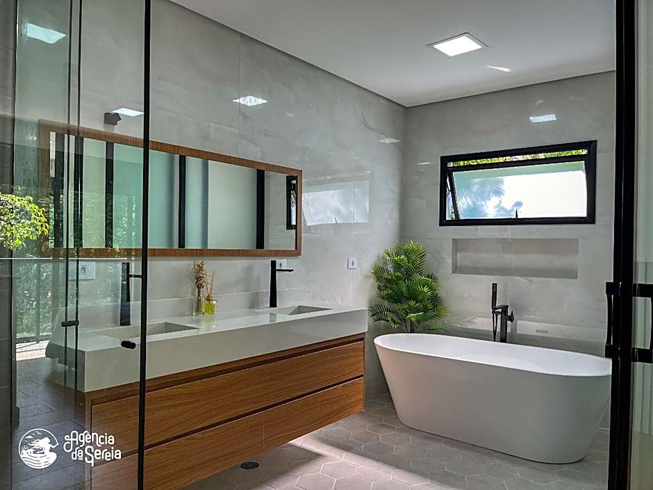 Casa em condomínio perto da Praia da Feiticeira