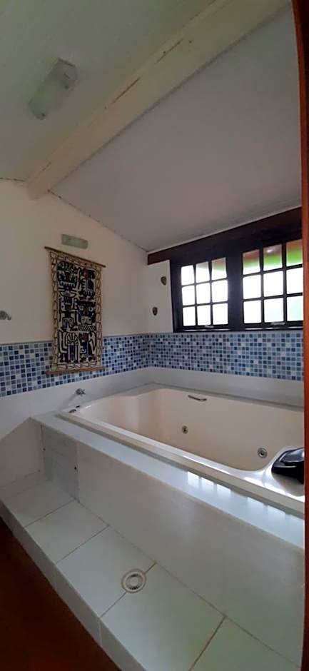 Caso em condomínio com lago, serra, campo e mar