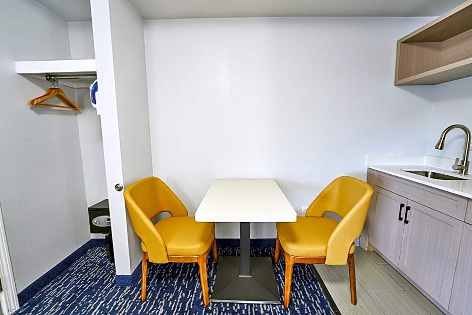 All Seasons Inn & Suites