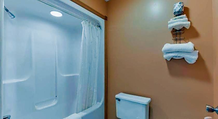 Casa Loma Inn & Suites by OYO Davenport IA near I-80