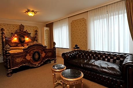 Superior Theme Suite - 1 King Bed 1 Sofa Bed 