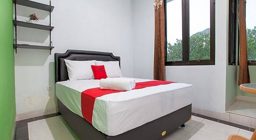 RedDoorz Syariah near DBL Arena 2