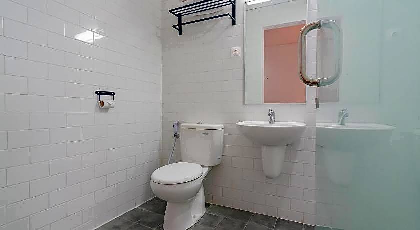 RedDoorz Premium @ Hotel Hebat