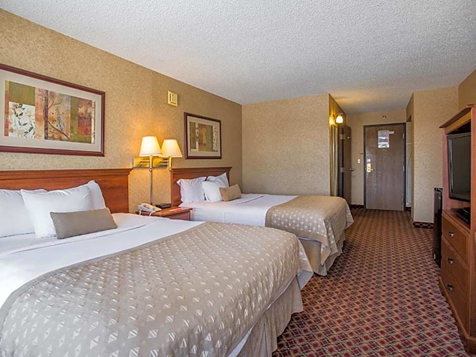Ramada Hotel & Convention Center by Wyndham Topeka Downtown