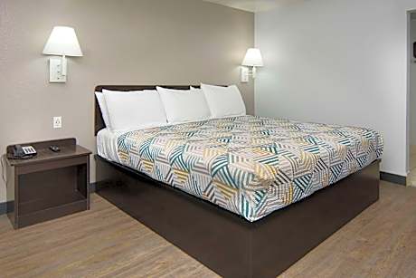 1 King Bed | Mobil Access Tub Nsmk Micfridg