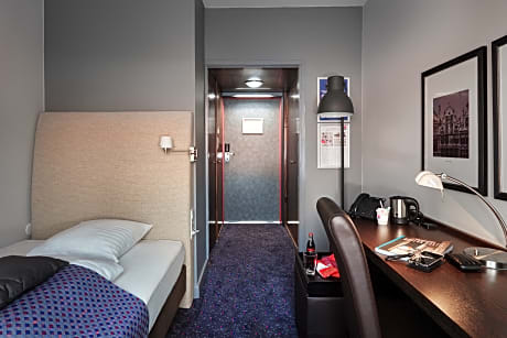 Commodore single room