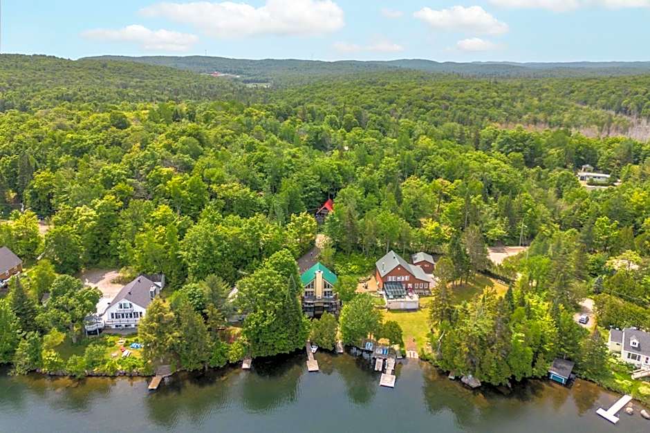 Rustic Waterfront Chalet Panoramic View and Spa