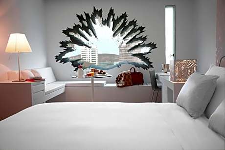 Deluxe King Room with City View