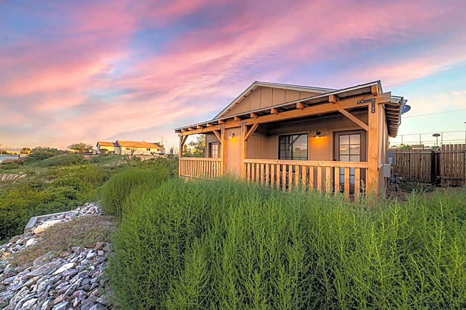 -Pet Friendly- Miners Cabin #5 -Two Double Beds - Private Balcony
