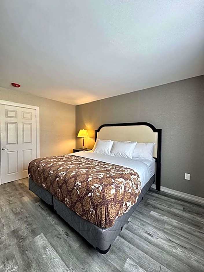 Zdjęcie 1 z 1 — 1 King Bed Suite, Jetted Tub