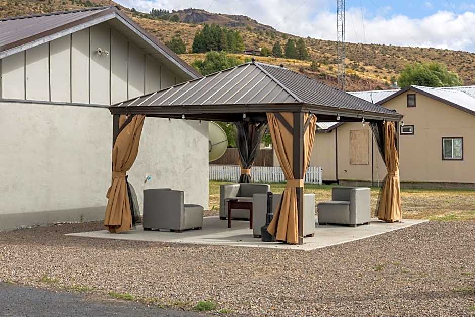 Oregon Trail Inn and Suites