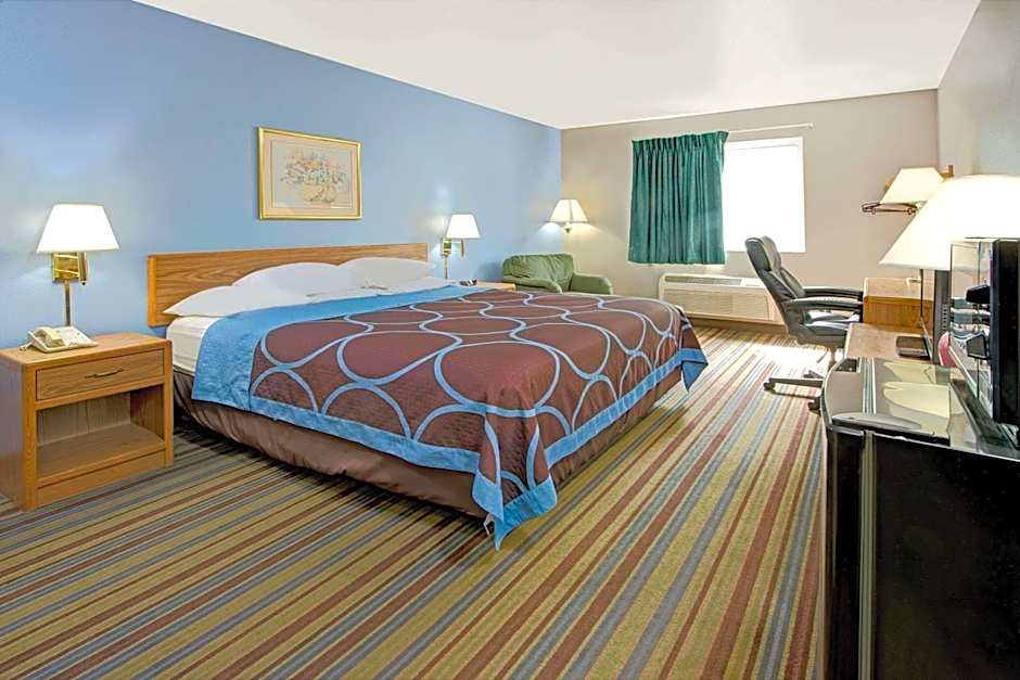 Super 8 by Wyndham Pontoon Beach IL/St. Louis MO Area