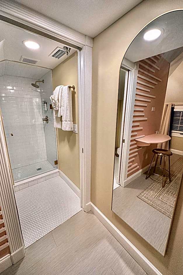 Peninsula Bed & Cocktails