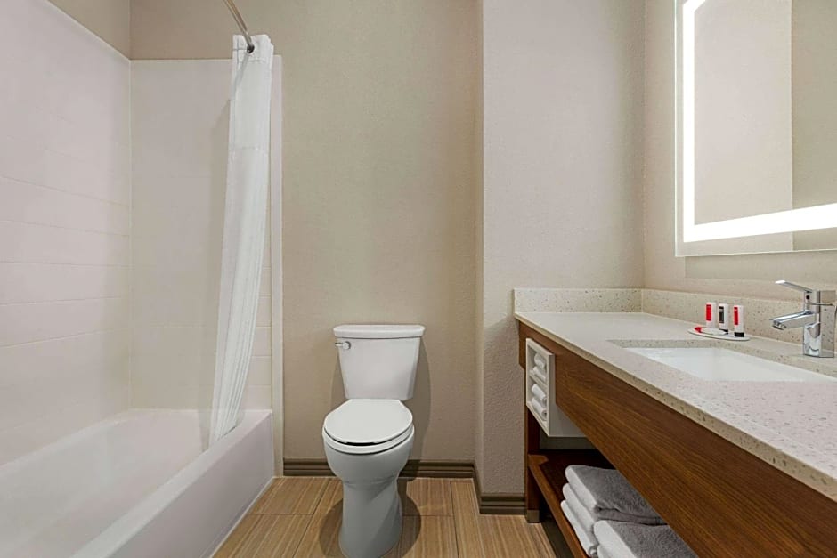 Days Inn & Suites by Wyndham Greater Tomball