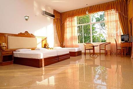 Deluxe Double Room (2 Adults + 1 Child)