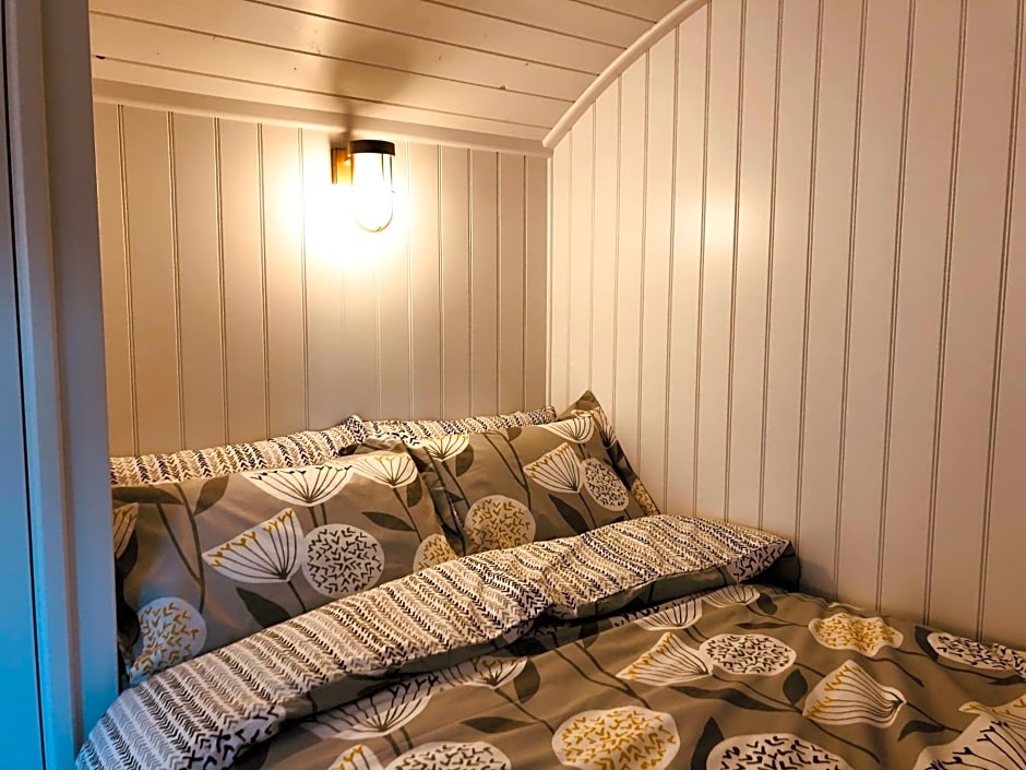 Somerleyton Meadows - The Hideaway Hut & Hot Tub