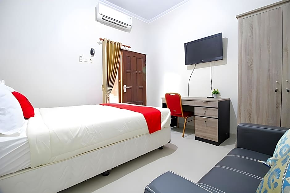 RedDoorz Plus near STIE YKPN