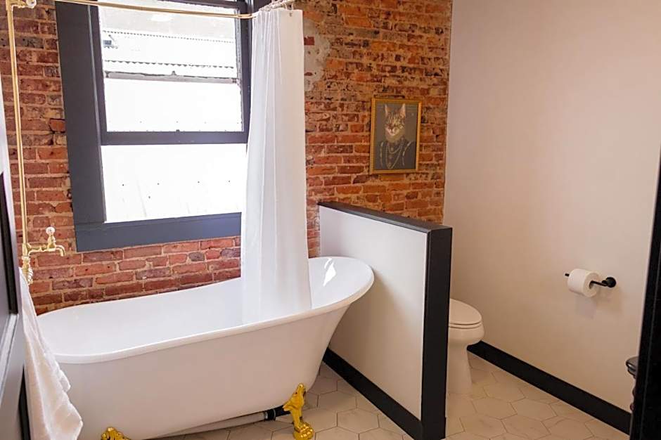 Speakeasy Suites Sleeps 18