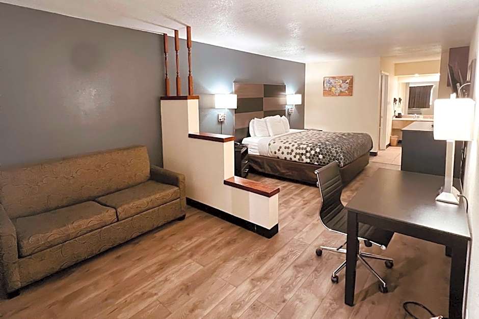 Econo Lodge Inn & Suites Downtown San Antonio
