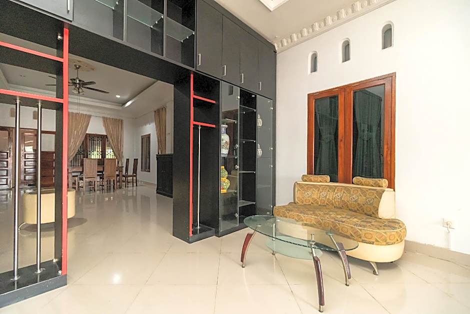 RedDoorz Syariah near Universitas Putra Indonesia Padang