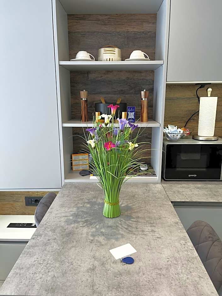 La Luna Petite Suite Deluxe Apartment with Pool & Jacuzzi, Bikes and Secured Parking