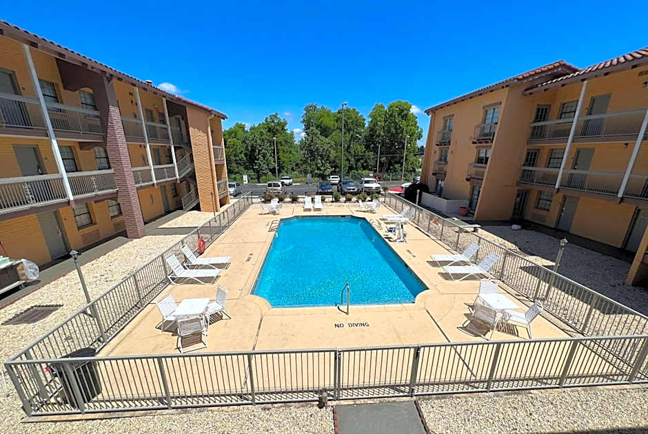 Days Inn by Wyndham Birmingham/West