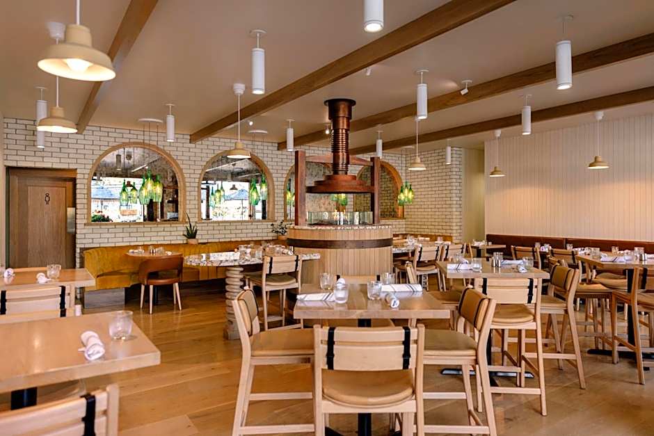 Hotel Canoe and Suites