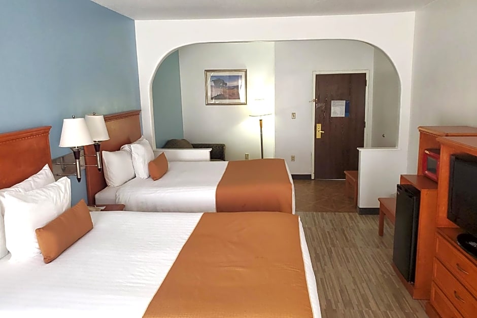 Photo 1 of 4 of Luxury 1 Queen Bed Suite
