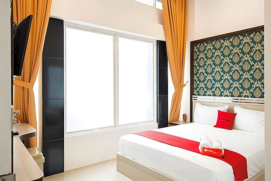 RedDoorz Plus @ Centrium Katamso Medan