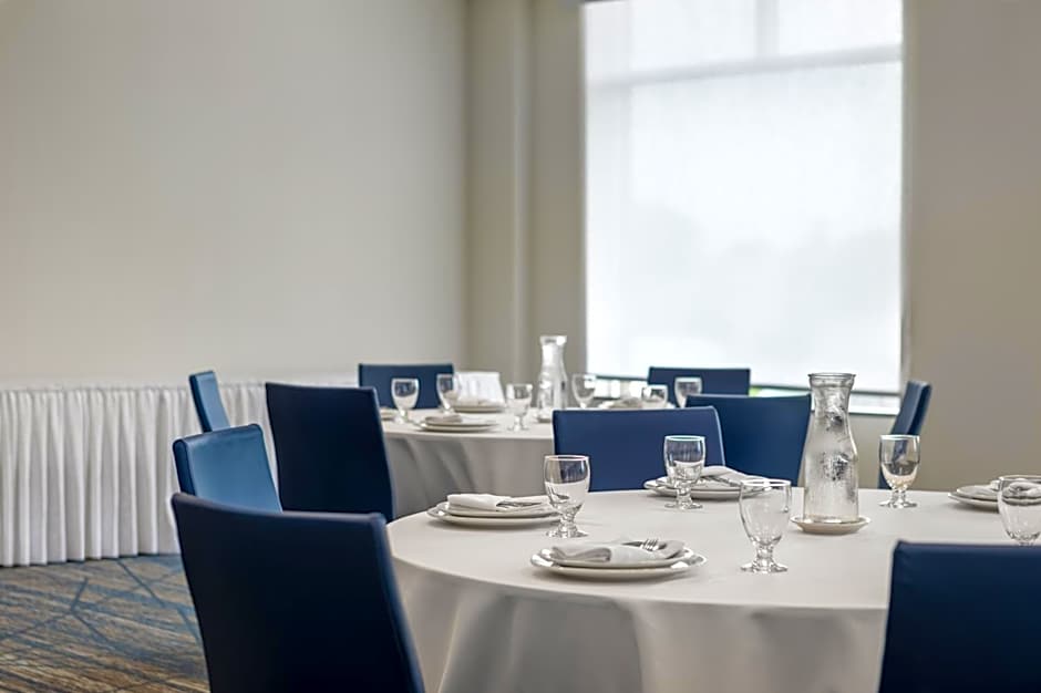 Holiday Inn Express & Suites Ottawa East-Orleans By IHG