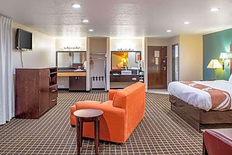 1 King Bed, Suite, Nonsmoking, Upgrade