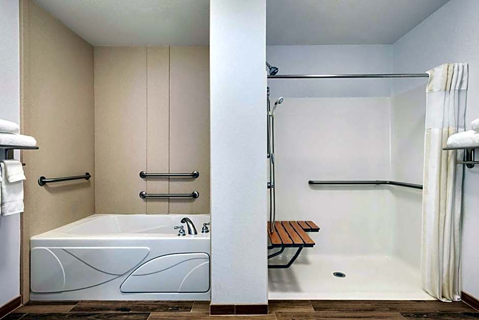 Hilton Garden Inn Dubuque Down