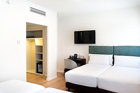 Quadruple Room (2 Adults 2 Children)