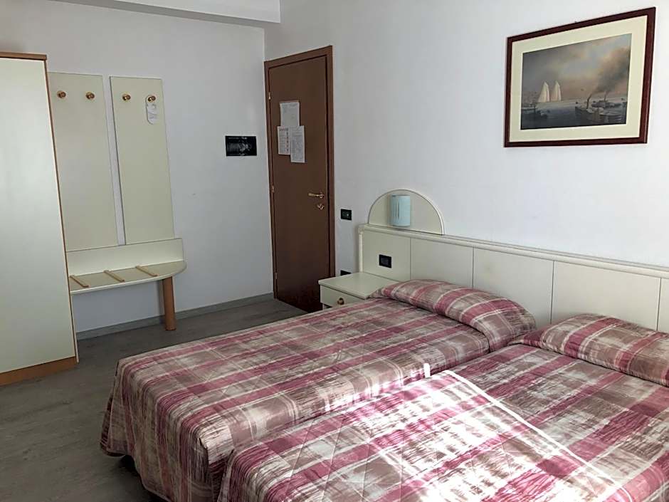 Hotel Alpi Del Mare