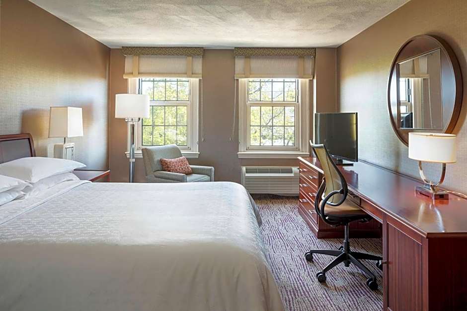 Sheraton Commander Hotel