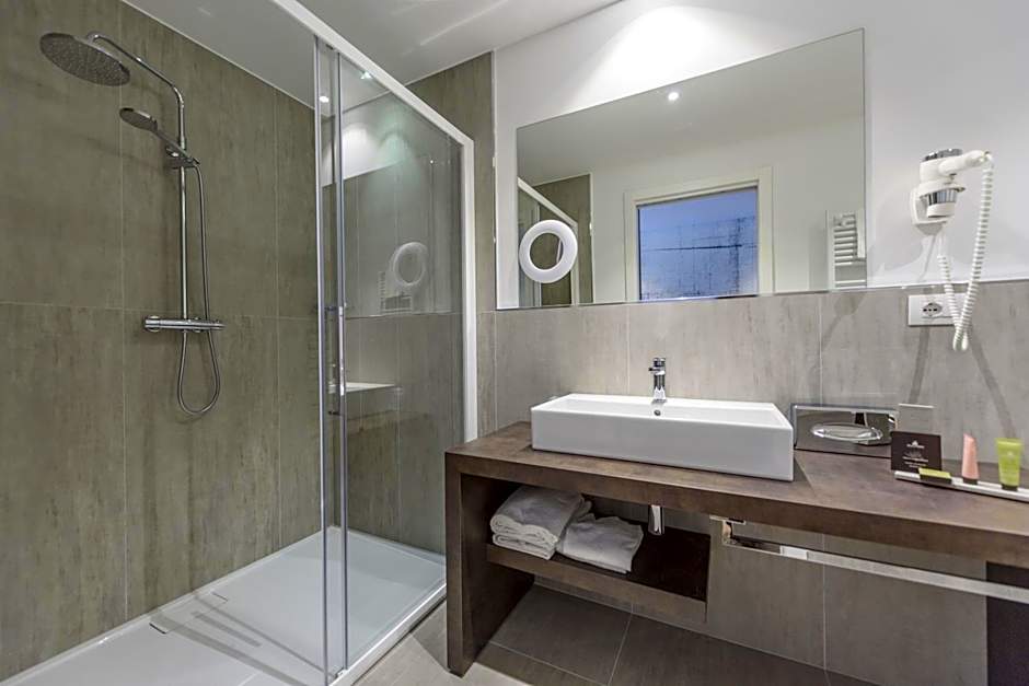 Bella Hotel & Restaurant with private dock for mooring boats