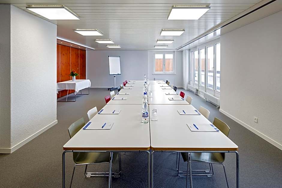 Newstar Hotel (Free Parking)