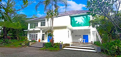 Bonjour Village by Villapedia