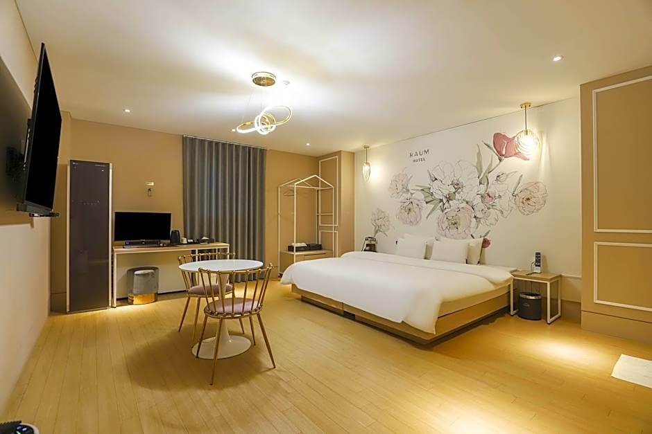 HOTEL RAUM
