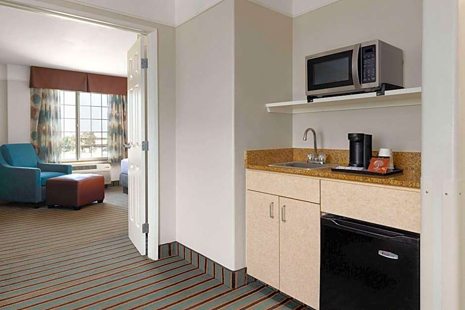 La Quinta Inn & Suites by Wyndham Bakersfield North