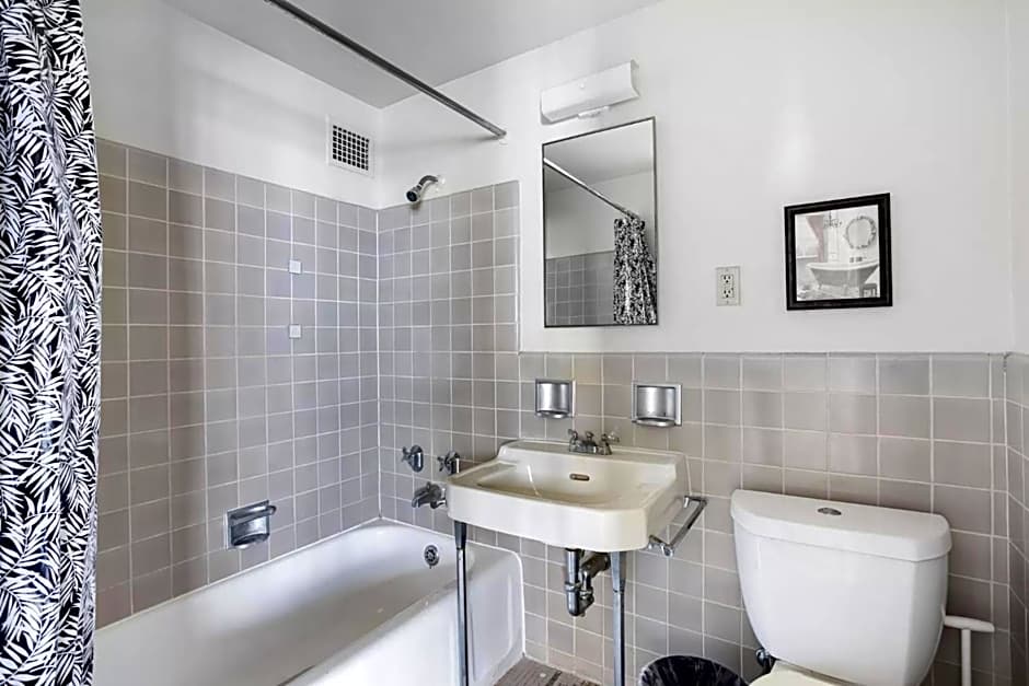 Spacious 2 Bedroom 2 Bathroom Unit Great Location