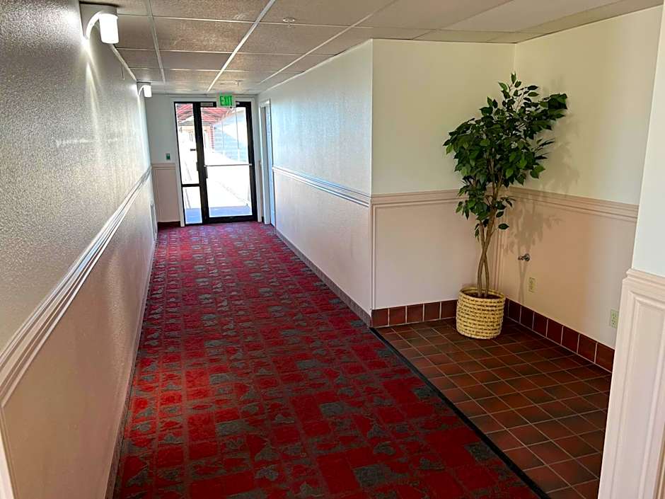 Days Inn by Wyndham Lake Point