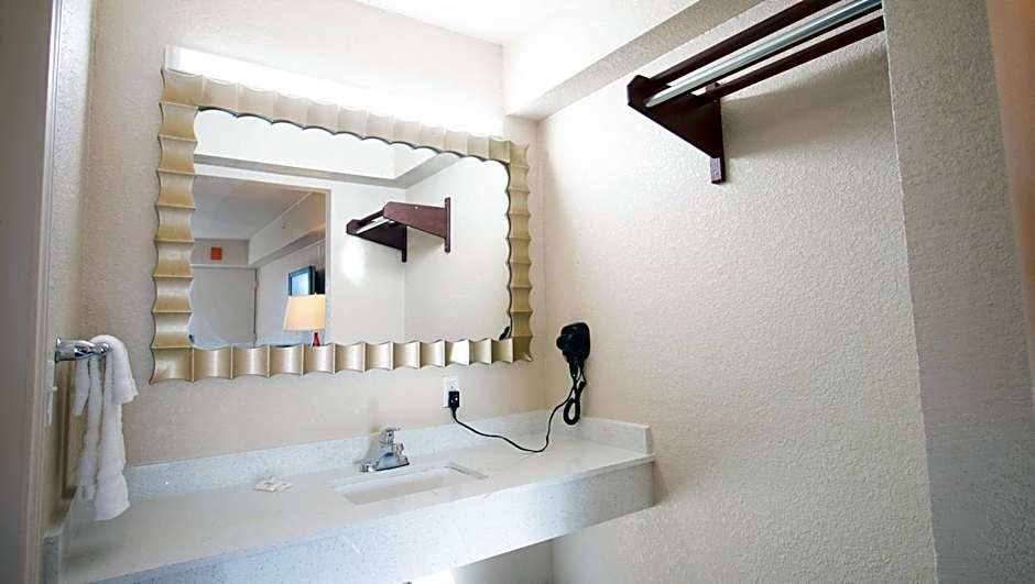 Magnuson Extended Stay and Suites Airport Hotel