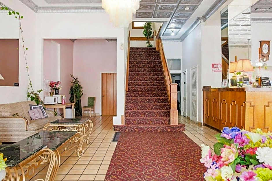 OYO Historic Cameron Hotel Brownsville I-69E