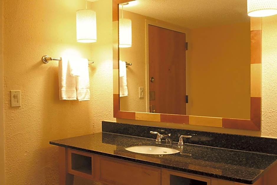 La Quinta Inn & Suites by Wyndham Deerfield Beach I-95