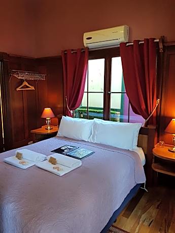Merlot Queen Room with Courtyard