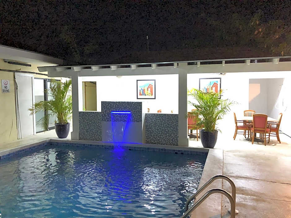 Colony Club Inn & Suites