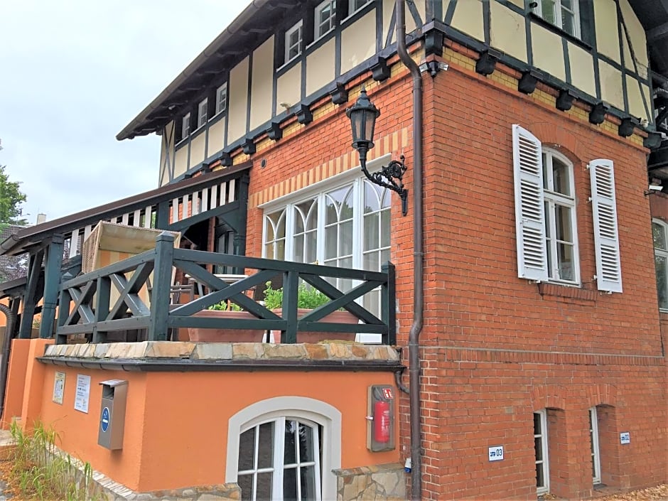 Yacht- , und Reisemobilhafen "Historisches Fährhaus" Wendenschloss