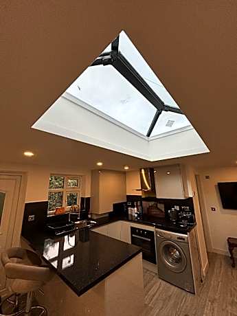 Exquisite 2 Bedroom Independent Property & Parking