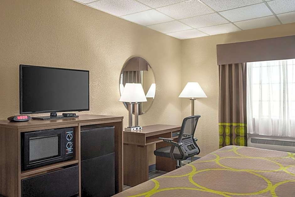 Super 8 by Wyndham Gainesville TX